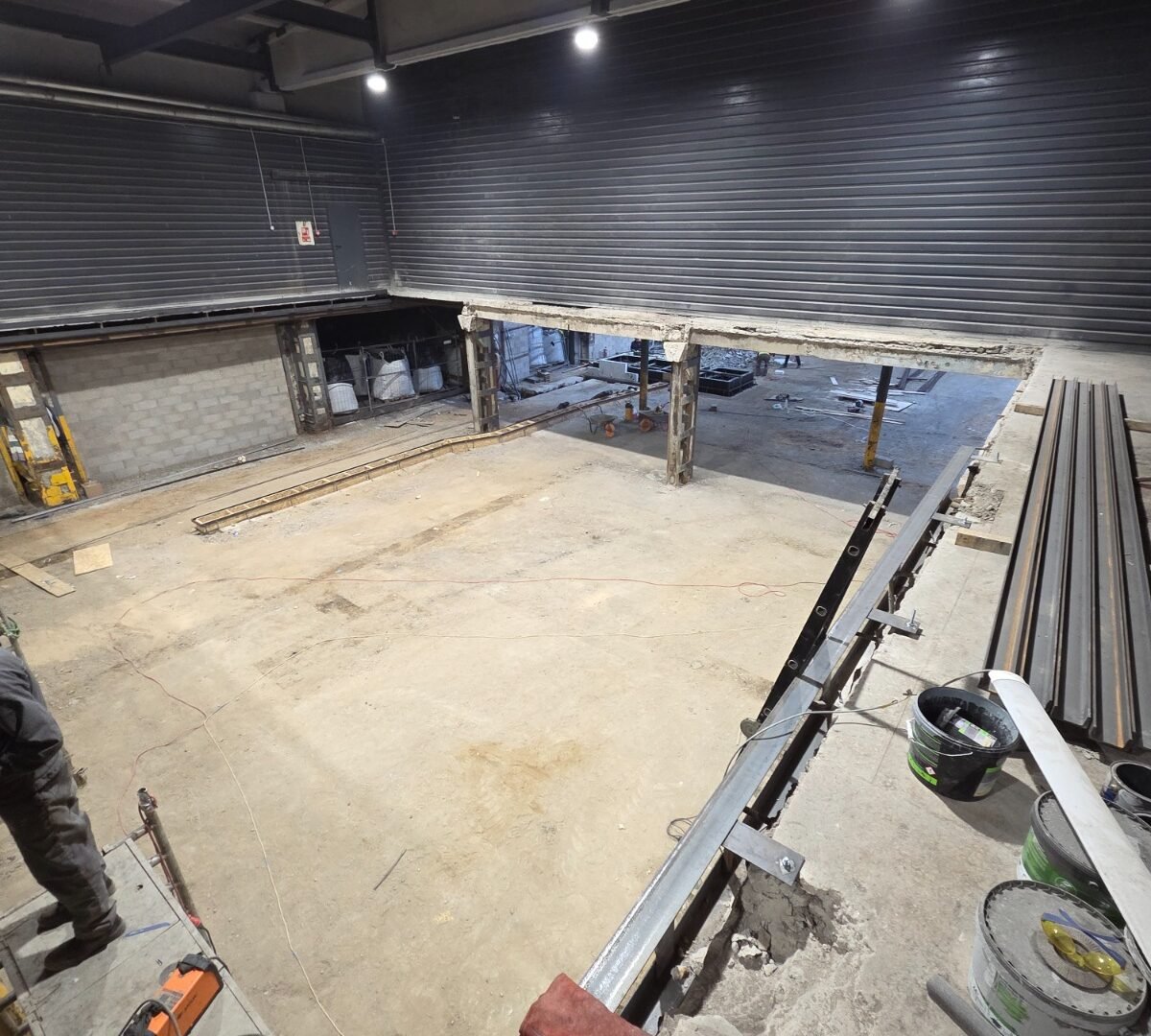 Kaip vyksta pramoninių grindų betonavimas: procesas žingsnis po žingsnio