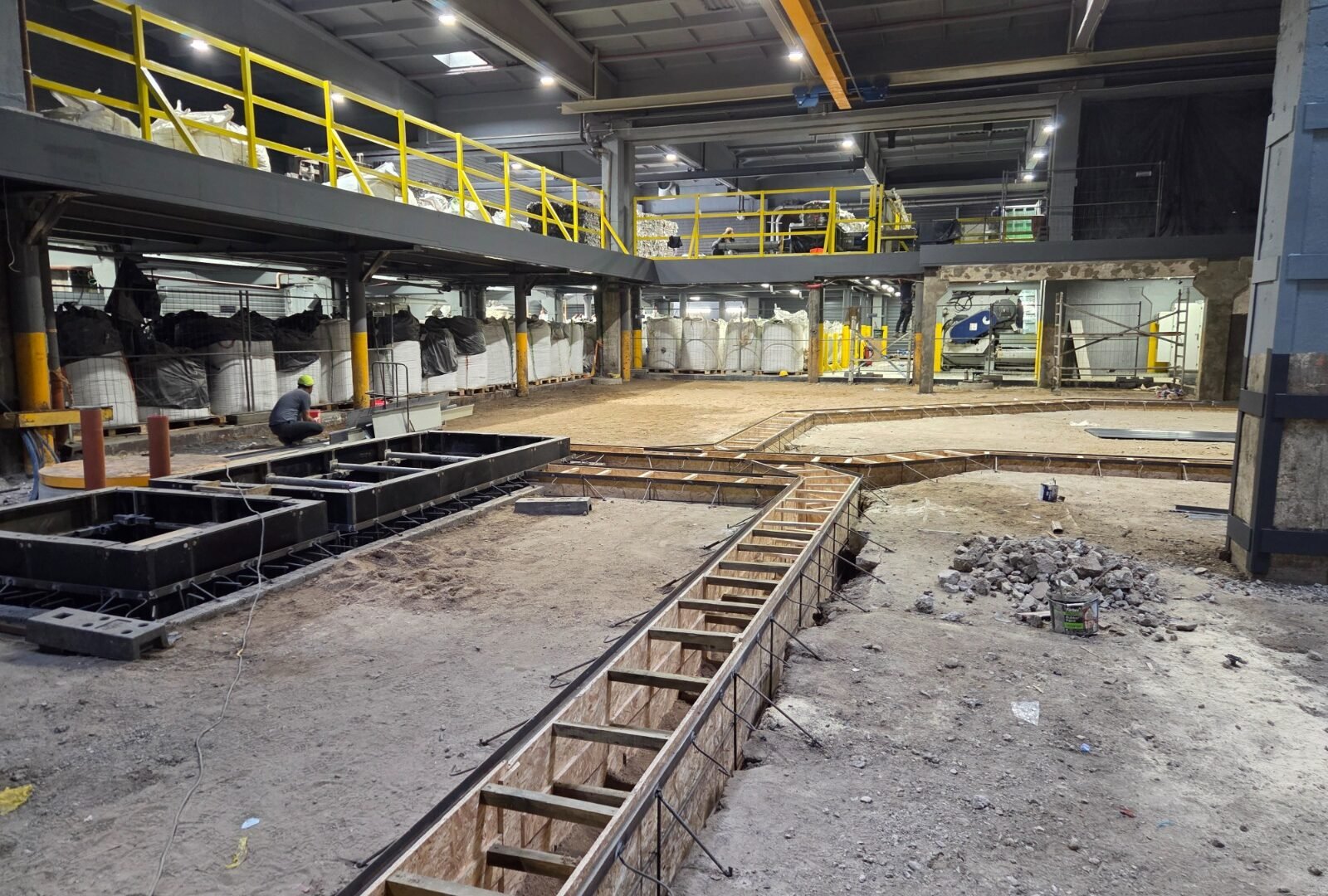 Konstrukcijų montavimas veikiančioje gamykloje: iššūkiai ir sprendimai